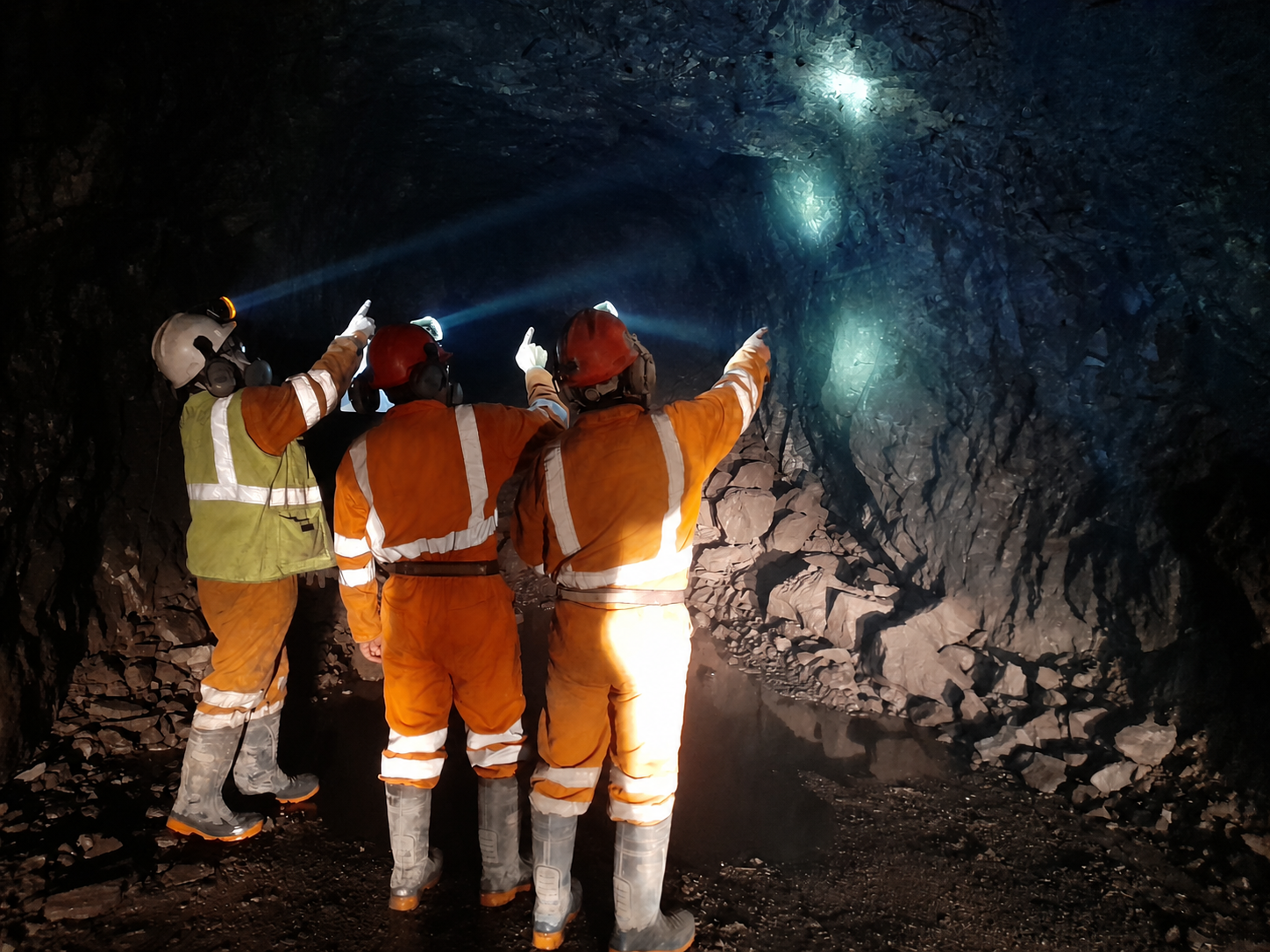 Equipo minero trabajando con enfoque en eficiencia