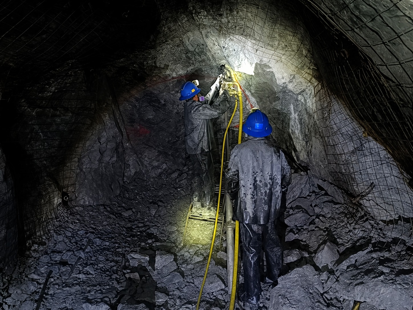 Equipo inspeccionando labores mineras